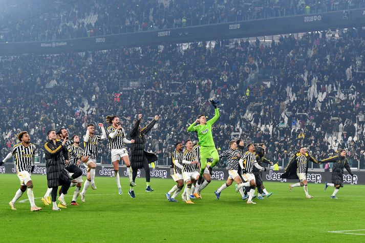 Leikmenn Juventus fagna sigrinum.