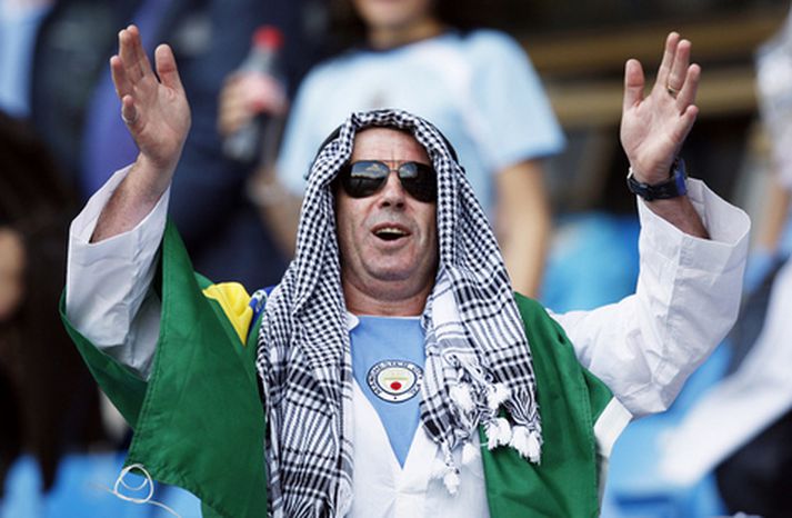 Þessi stuðningsmaður Manchester City virðist ánægður með nýju eigendur félagsins.