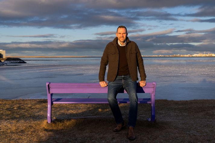 Hreggviður Steinar Magnússon (Reggie), framkvæmdastjóri Ceedr, segir rómantík snúast um að segja ég elska þig við makann á alls kyns hátt. Reggie dekrar við eiginkonuna með kaffibolla alla morgna og segist stundum bjóða fram knús umfram eftirspurn.