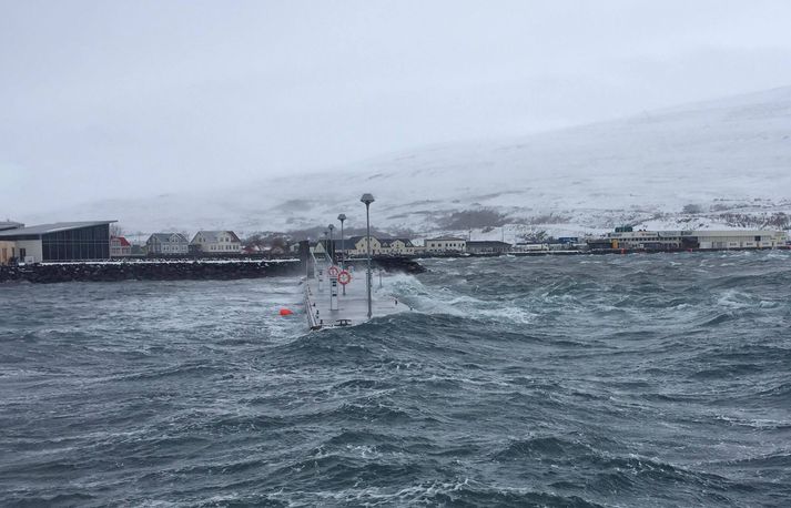 Að sögn íbúa á Akureyri fer vindstrengur úr suðaustri yfir Pollinn og er orðið nokkuð hvasst í miðbænum.