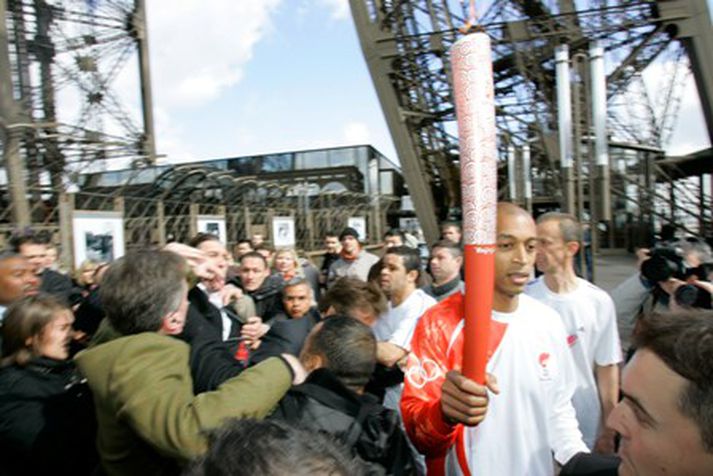 Aðsúgur var gerður að Stephane Diagana þegar hann hugðist hlaupa af stað við Eiffel-turninn í morgun.