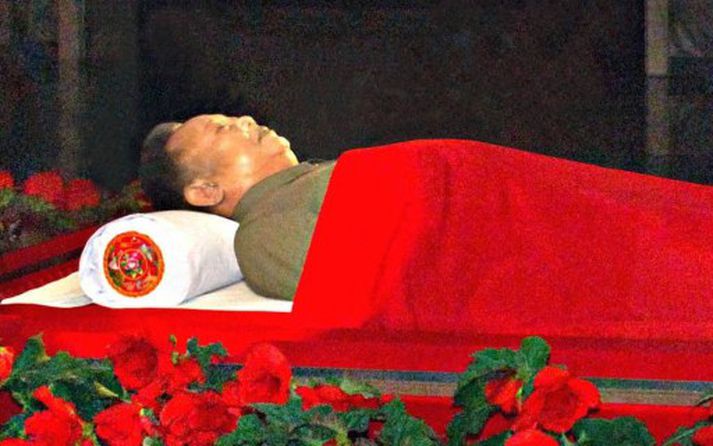 Kim Jong-il á viðhafnarbörum í Pyongyang.
