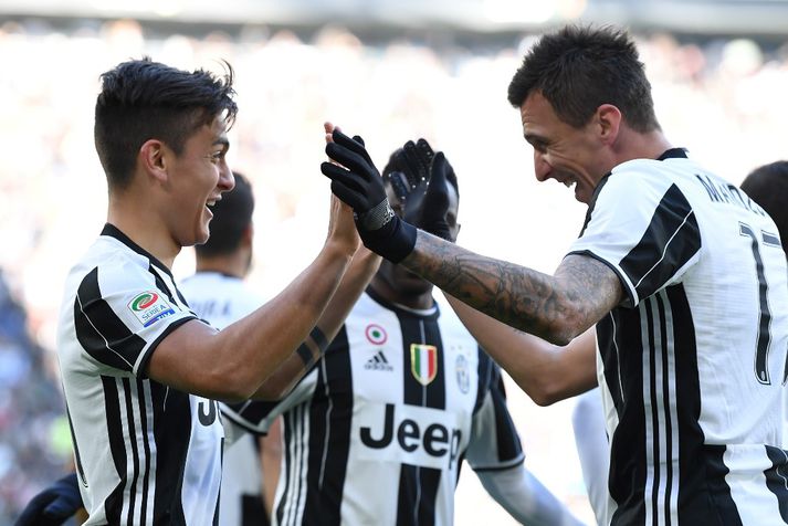 Mandzukic fagnar marki Dybala með markaskoraranum.