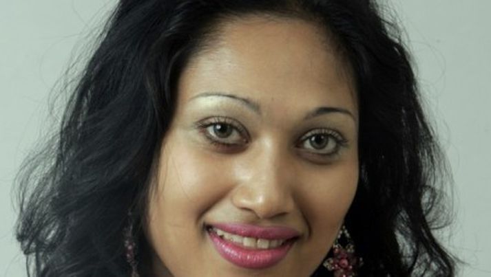 Saera Khan; dálítið málgefin.