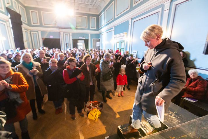 Baráttufundur Eflingar í Iðnó vegna verkafalla á síðasta ári. Sólveig Anna stígur af sviðinu við dynjandi lófatak félaga sinna.