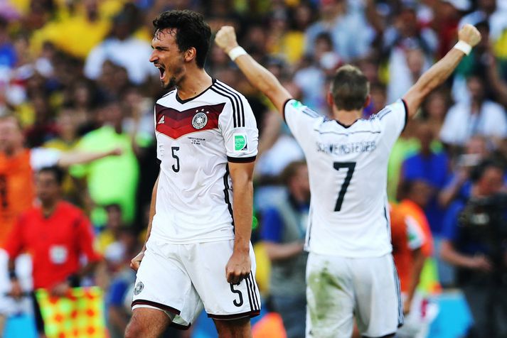 Mats Hummels fagnar hér lokaflautinu.