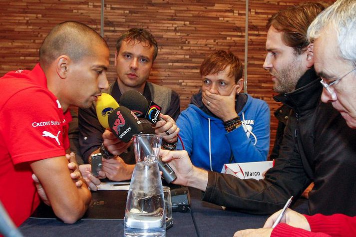 Inler ræðir við svissneska fjölmiðlamenn í gær.