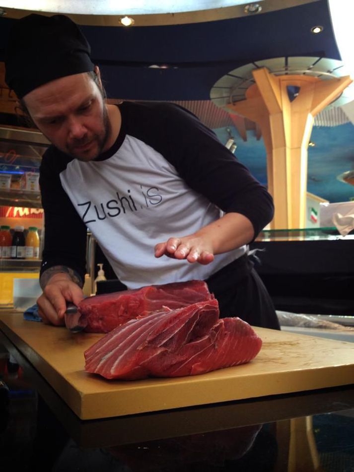 Siggi San í kunnuglegri stellingu á suZushi í Kringlunni.