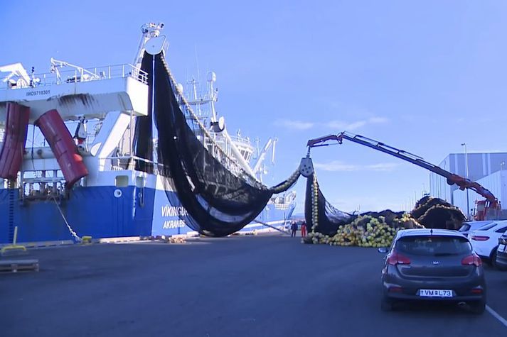 Loðnunótin hífð um borð í Víking AK í Sundahöfn í Reykjavík í dag.