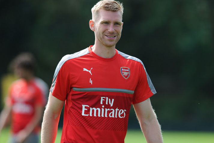 Per Mertesacker verður lengi frá.