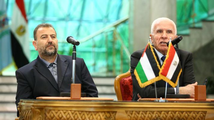 Arouri, til vinstri, við undirritun sáttar milli Hamas og Fatah árið 2017.