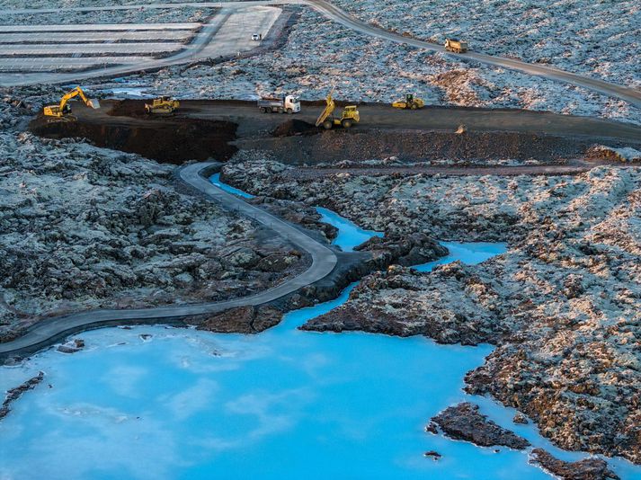 Vinna hefur farið fram undanfarnar vikur og mánuði við varnargarða og vegi við Svartsengi, nálægt Bláa lóninu.
