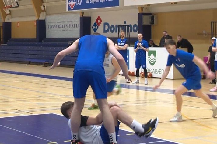 Orri lá sárþjáður um hríð og hélt um hnéð.