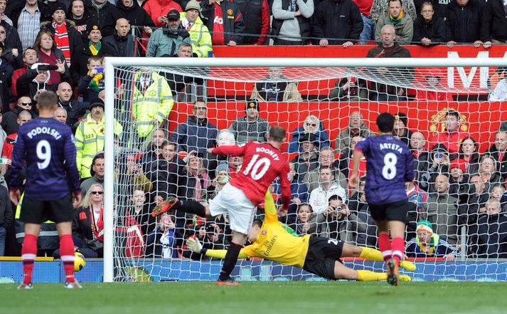 Rooney skaut framhjá marki Arsenal í gær. Það var í fyrsta skipti sem United hitti ekki á markið af punktinum.