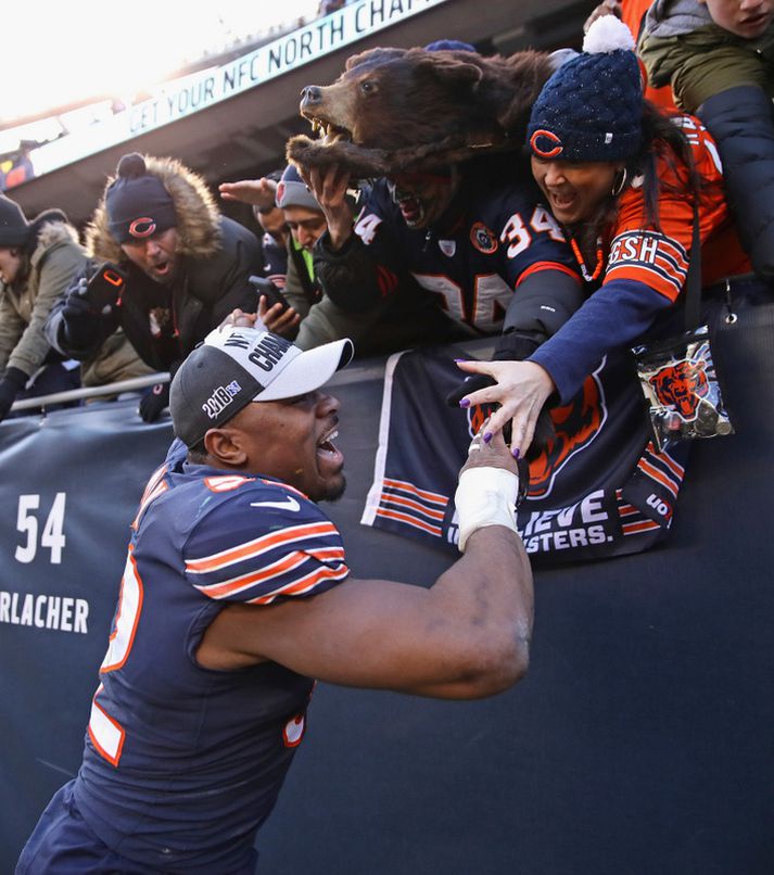 Khalil Mack hjá Chicago Bears fagnar sigri með stuðningsmönnum.