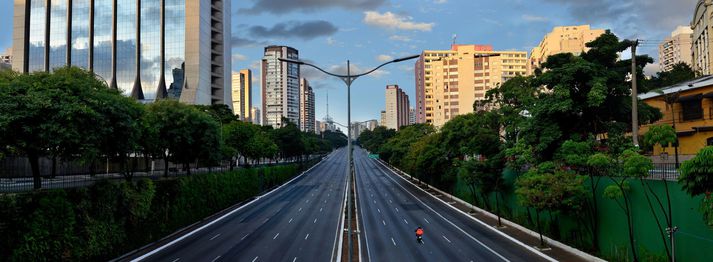 Auð hraðbraut í Sao Paulo í Brasilíu þegar harðar sóttvarnareglur voru í gildi þar. Efnahagsumsvif og þar með útblástur dróst verulega saman í kórónuveirufaraldurinum, að minnsta kosti tímabundið.