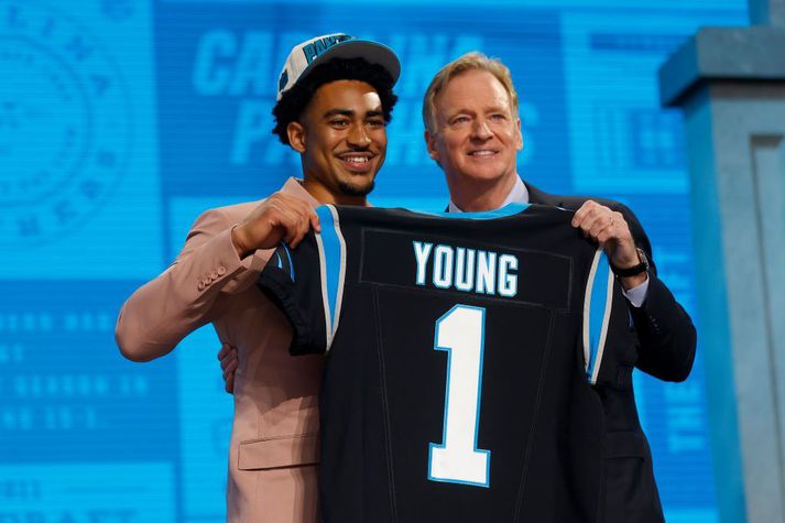 Bryce Young ásamt Roger Goodell, yfirmanni NFL-deildarinnar, í nótt.