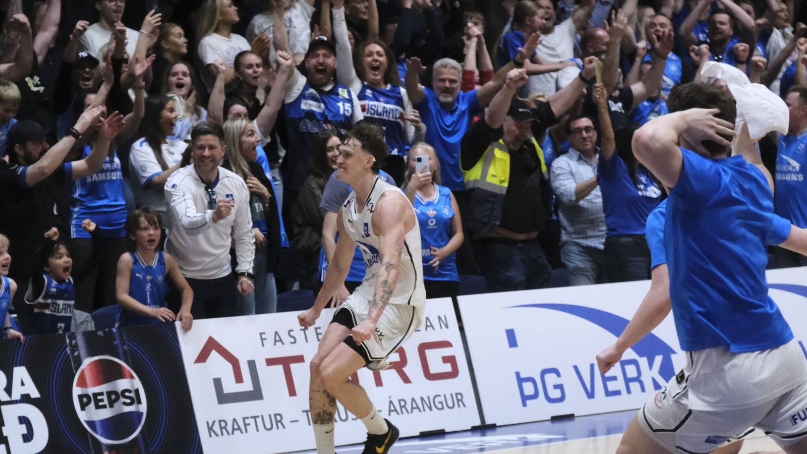 Sjáðu ótrú­lega flautukörfu Hilmars Smára í fram­lengingu gegn Tinda­stól