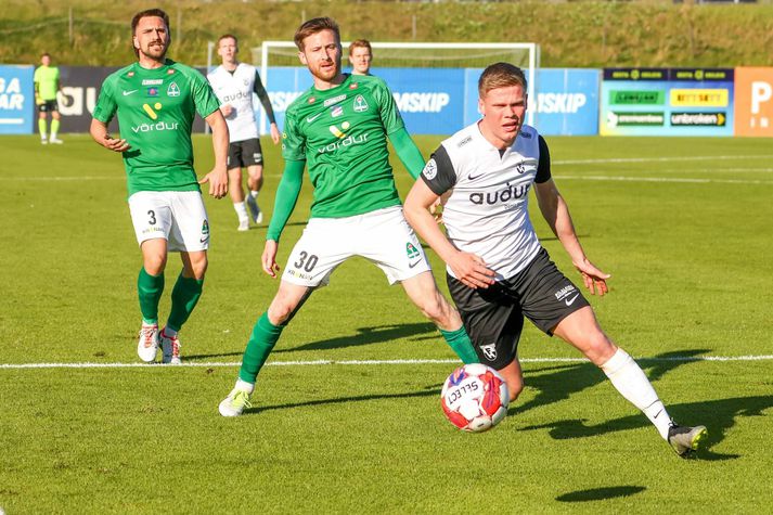 Spilað er á náttúrulegu, gullfallegu grasi í Kaplakrika, hvað sem mönnum kann að finnast um það.