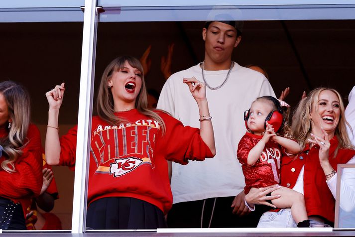 Taylor Swift og Brittany Mahomes fögnuðu saman í heiðursstúkunni á Arrowhead leikvanginum.