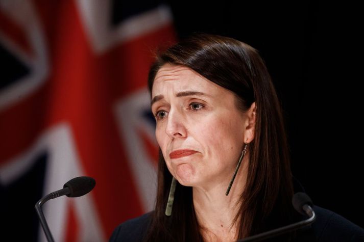 Jacinda Ardern forsætisráðherra Nýja Sjálands ávarpar þjóð sína á blaðamannafundi í dag.