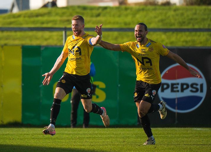 Viktor Jónsson og Johannes Vall fagna öðru marki Skagamanna í dag.