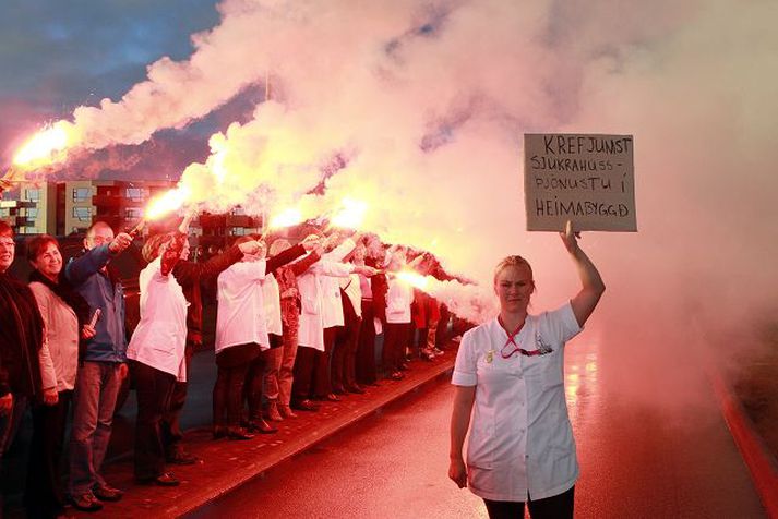 Krefjast þjónustu heima Starfsmenn Heilbrigðistofnunar Suðurnesja settu svip á mótmæli gegn niðurskurði í heilbrigðisþjónustu á svæðinu.Mynd/Víkurfréttir