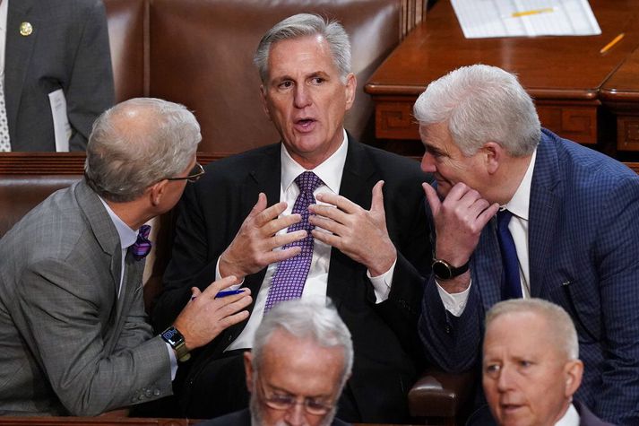 Kevin McCarthy (f.m.) ræði við félaga sína á þingfundi í gær þar sem fulltrúadeildin kaus þrisvar um forseta en án afgerandi niðurstöðu.