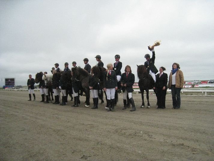 Verðlaunaafhending eftir A-úrslit í ungmennaflokki. Grettir Jónasson var sigurvegari á Gusti frá Lækjarbakka.