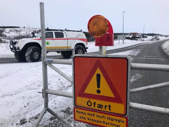 Búið er að loka fyrir umferð á mörgum stöðum á landinu. Hellisheiði var lokað á þriðja tímanum í dag.