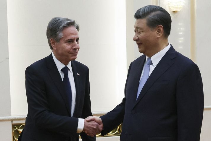Antony Blinken utanríkisráðherra heilsar upp á Xi Jinping forseta Kína í dag.