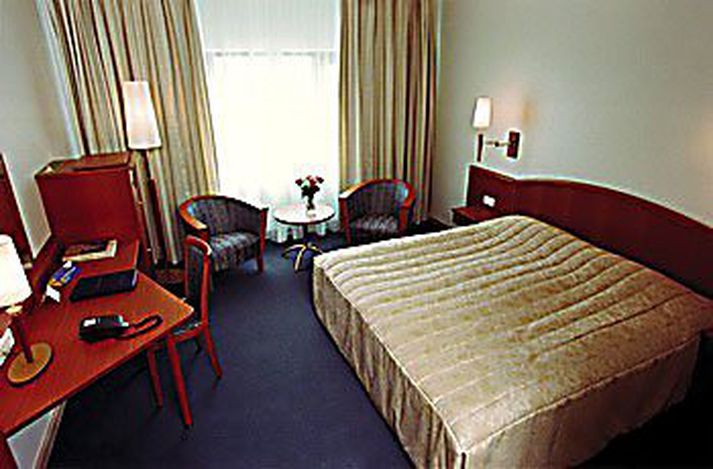 Mynd úr safni. Hótelherbergi.