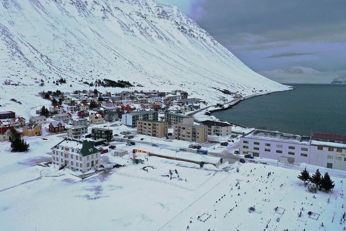 Snævi þakinn Ísafjörður þar sem lögreglumenn á vegum héraðssaksóknara réðust í húsleit í dag.