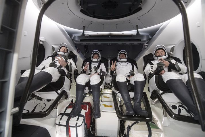Thomas Pesquet, Megan McArthur, Shane Kimbrough og Akihiko Hoshide um borð í geimfari SpaceX.