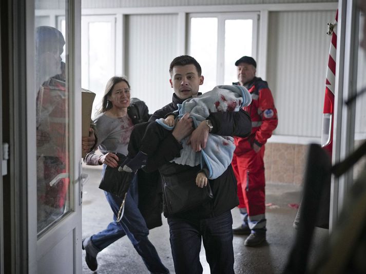Foreldrar 18 mánaða drengs, sem lést í stríðinu í Mariupol í dag, koma aðvífandi á sjúkrahús.