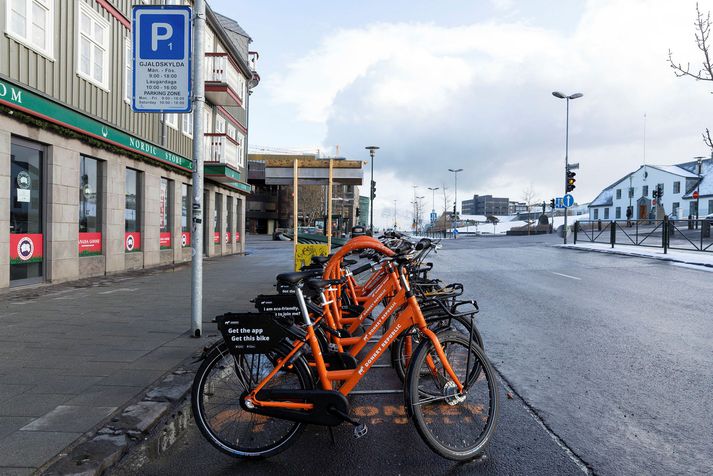 Tómar götur og mörg fyrirtæki lokuð á tímum kórónufaraldurs.