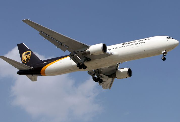 Samkvæmt heimildum fréttastofu bað flugstjóri UPS flutningaflugvélar um leyfi til að nauðlenda á Keflavíkurflugvelli vegna sprengjuhótunar.
