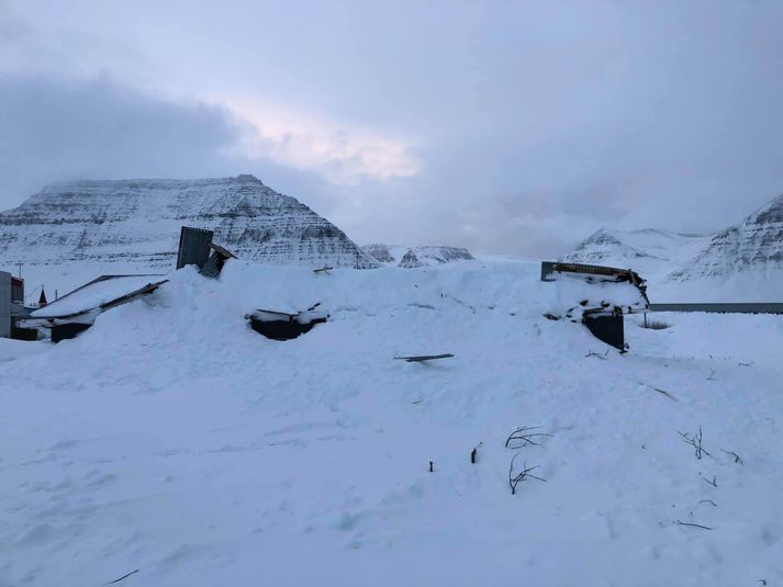 Húsið við Ólafstún 14 sem fór illa í seinna snjóflóðinu sem féll á Flateyri.