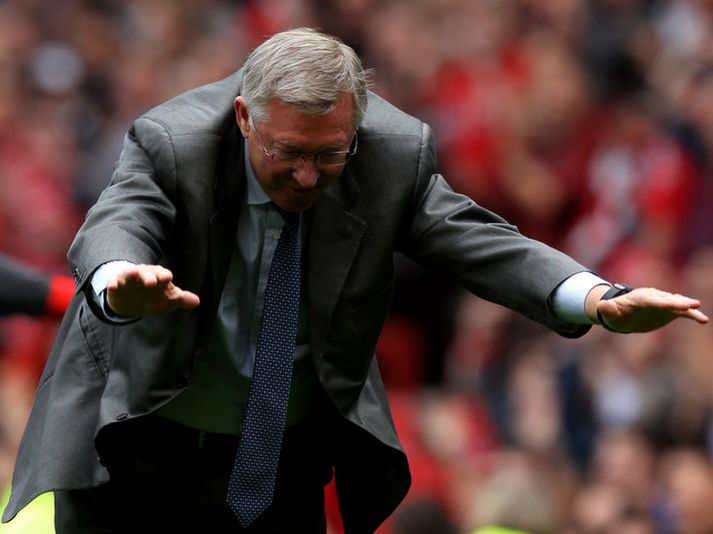 Alex Ferguson þakkar stuðningsmönnunum fyrir eftir leik.