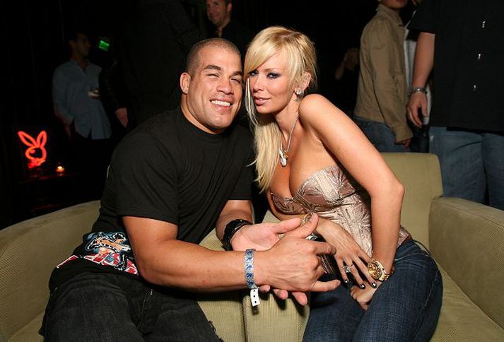 Jenna Jameson lepur líkast til ekki dauðann úr skel. Jenna er ein af best launuðu klámmyndaleikkonum í heimi.