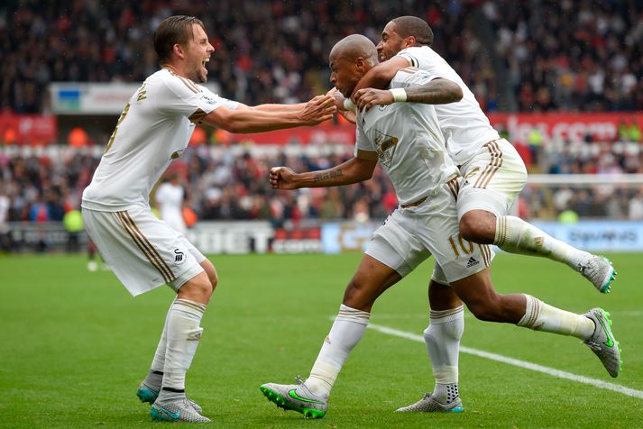 Ayew fagnar hér jöfnunarmarki sínu gegn Manchester United með Gylfa og Williams.