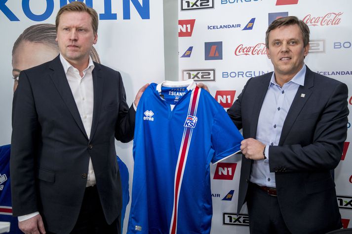 Geir Þorsteinsson, þáverandi formaður KSÍ, ásamt Þorvaldi Ólafssyni, eiganda Errea á Íslandi með EM treyjuna.