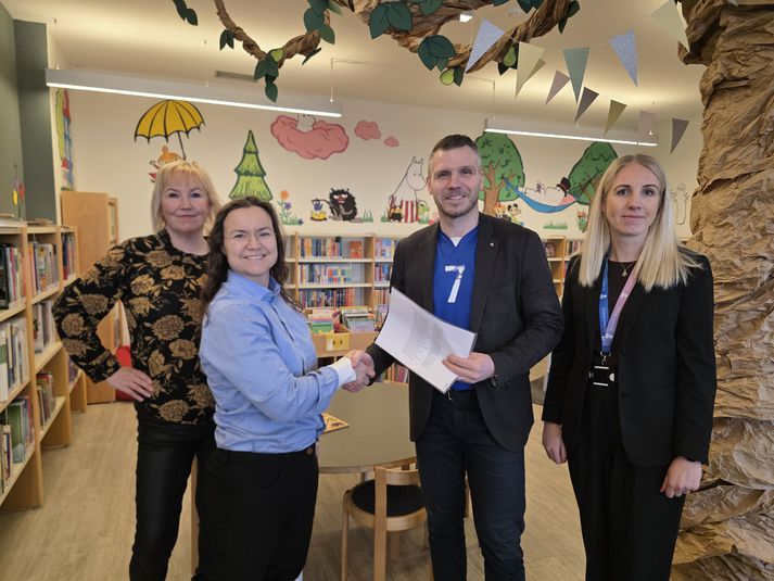 Sigurbjörg Rut Hoffritz, afhendir hér Braga bæjarstjóra listann. Með þeim á myndinni er Heiða Ösp Kristjánsdóttir (t.h.), sviðstjóri fjölskyldusviðs og Sandra B. Clausen