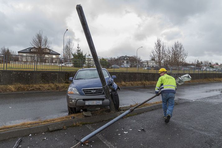 Höggið hefur verið mikið þegar bílnum var ekið á ljósastaurinn.