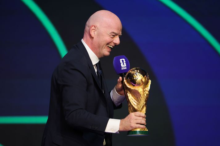 Gianni Infantino, forseti FIFA, með heimsbikarinn.