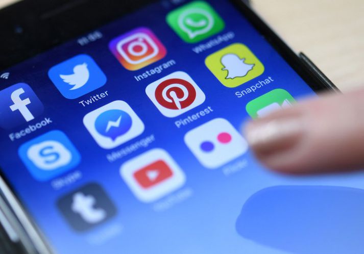 Fyrirtækin hafa lengi verið gagnrýnd fyrir að veita hryðjuverkamönnum vettvang til að koma áróðri sínum á framfæri.