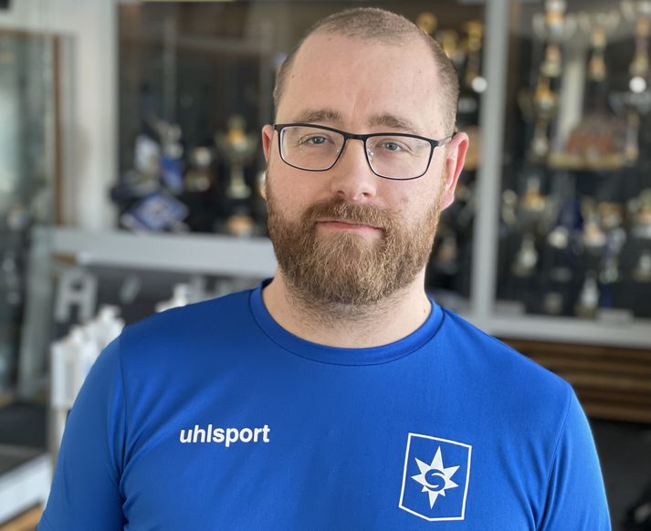 Arnar Guðjónsson telur að ef lið hér á landi geti ekki hafið æfingar að nýju þann 15. apríl sé keppni í körfu- og handbolta í raun lokið.