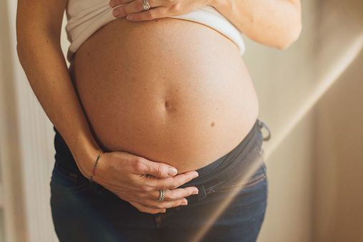 Konan þjáist af mikilli víðáttufælni og hefur ekki yfirgefið heimili sitt í fjögur ár.