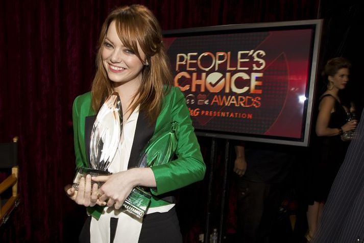 Einn af sigurvegurum kvöldsins var hin unga Emma Stone. Hún var valin bæði leikkona ársins í drama-og gamanflokki og þá þótti klæðaburður hennar einstaklega vel heppnaður af tískuspekúlöntum.