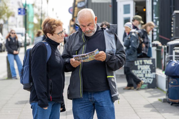 Ferðaþjónusta hefur að undanförnu stuðlað að batnandi viðskiptajöfnuði og stóð fyrir tæplega 30 prósent af útflutningstekjum á fyrri helmingi ársins.